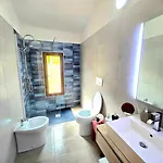 Stylish With Views 4 Min Walk To The Beach!! Апартаменты *